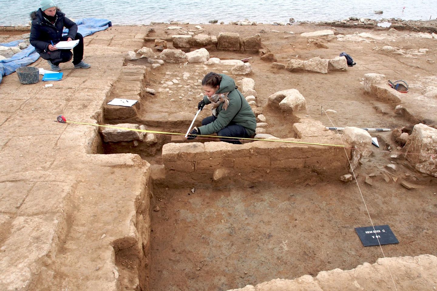 Archäologinnen legen die Gebäude in der antiken Stadt Kemune im Mosul-Stausee frei