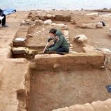 Archäologinnen legen die Gebäude in der antiken Stadt Kemune im Mosul-Stausee frei