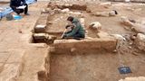 Archäologinnen legen die Gebäude in der antiken Stadt Kemune im Mosul-Stausee frei