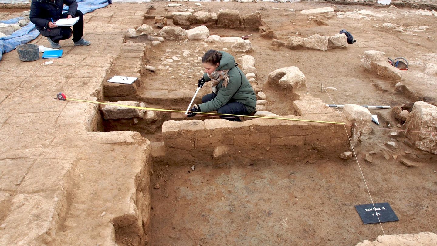 Archäologinnen legen die Gebäude in der antiken Stadt Kemune im Mosul-Stausee frei