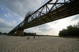 Menschen gehen unter der Ponte della Becca spazieren