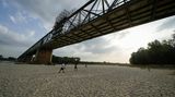 Menschen gehen unter der Ponte della Becca spazieren