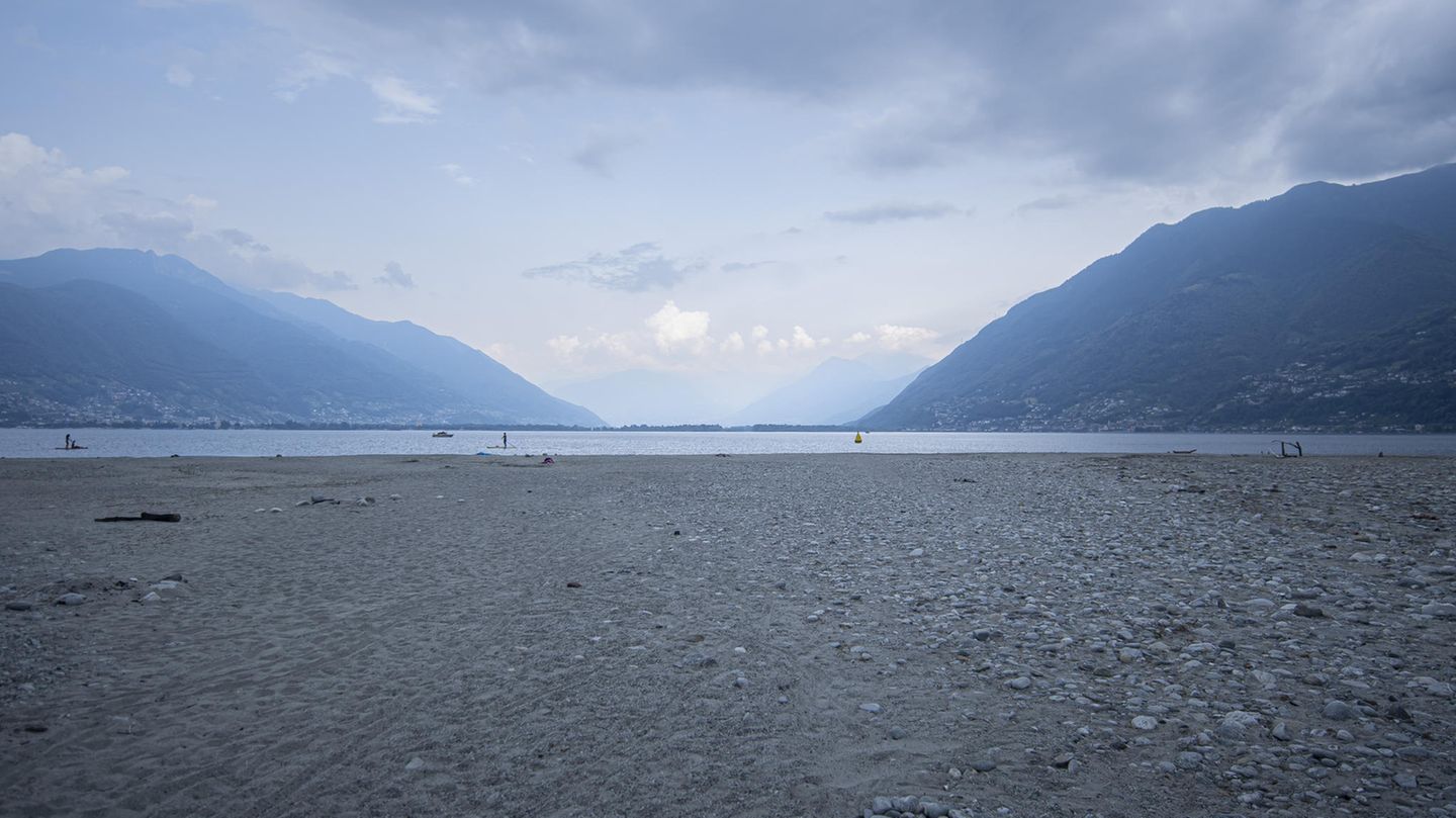 Die augetrocknete Flussmuendung Foce della Maggia beim Lago Maggiore, am Dienstag, 21. Juni 2022, in Locarno. Im Kanton Tessin herrscht zurzeit starke Trockenheit, die sich in tiefen Pegelstaenden der Seen äußert