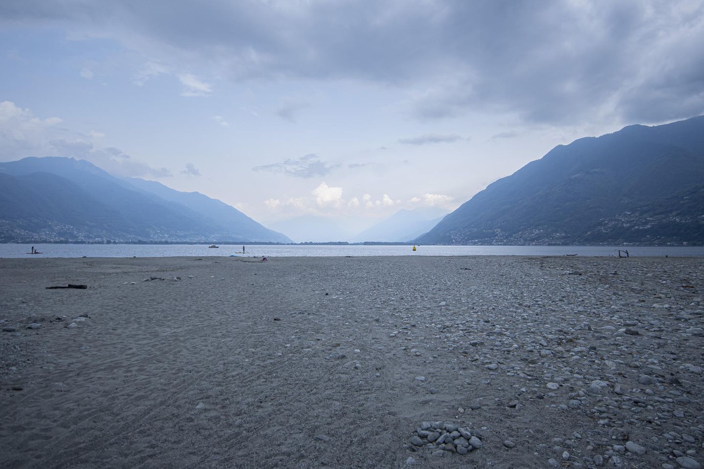 Schweiz: Trockenheit im Tessin Die augetrocknete Flussmuendung Foce della Maggia beim Lago Maggiore, am Dienstag, 21. Juni 2022, in Locarno. Im Kanton Tessin herrscht zurzeit starke Trockenheit, die sich in tiefen Pegelstaenden der Seen äußert
