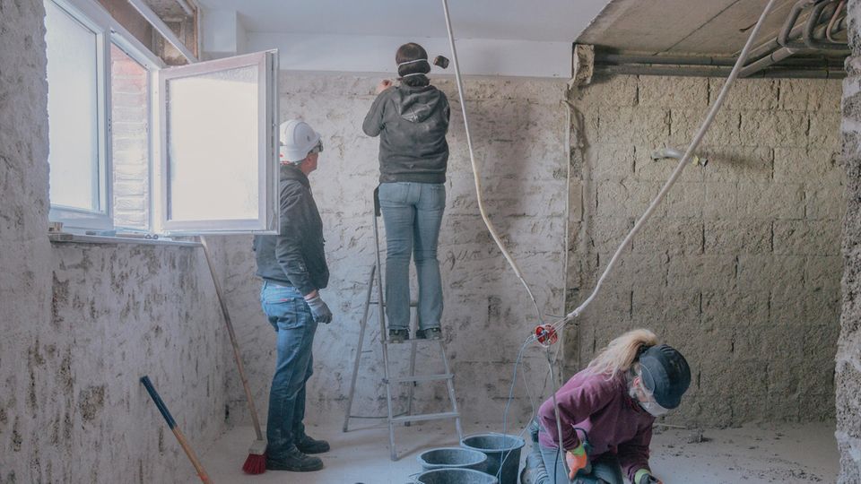 Hochwasserkatastrophe: Sie haben wenig Erfahrung, aber viel Elan. Helfende aus Dormagen reißen eine Wand ein, in die Heizöl gesickert ist Sie haben wenig Erfahrung, aber viel Elan. Helfende aus Dormagen reißen eine Wand ein, in die Heizöl gesickert ist
