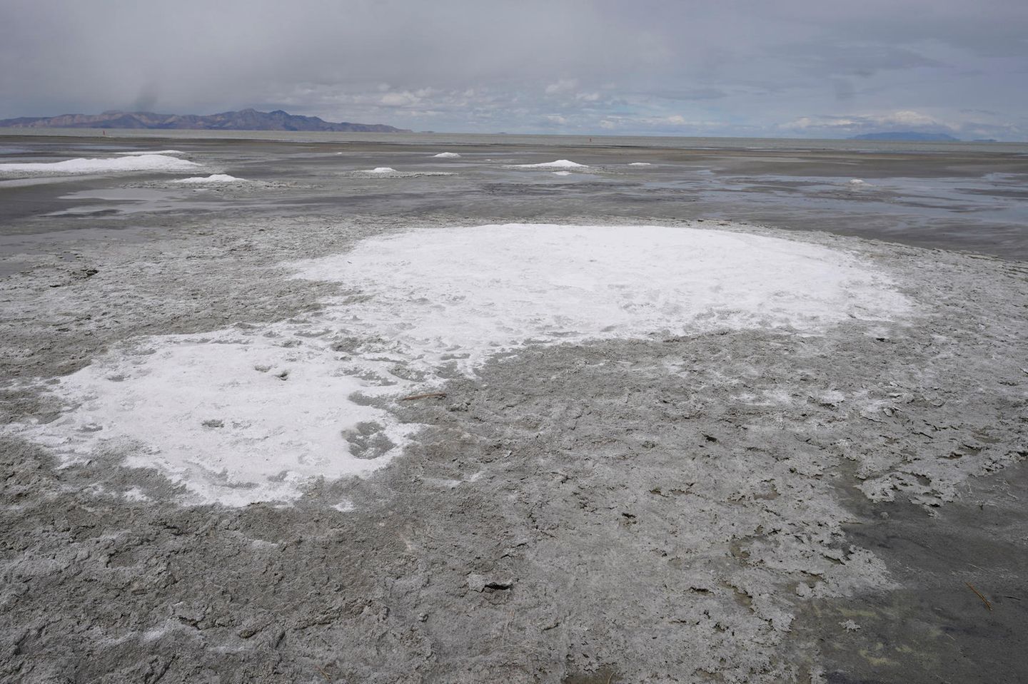 Salzflächen im sehr trockenen Großen Salzsee im US-Bundesstaat Utah