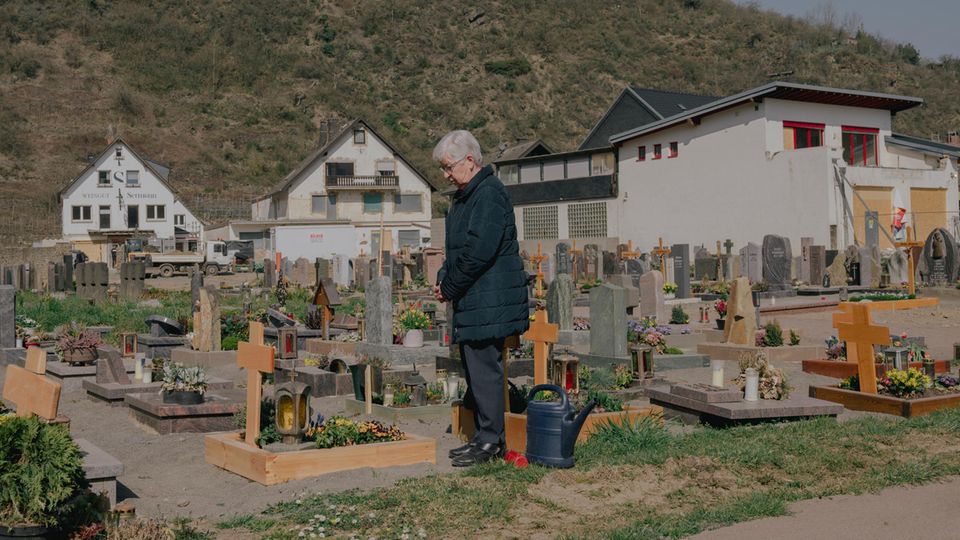 Hochwasserkatastrophe: Anneliese Fussels Haus in Altenburg ist unbewohnbar. Trotzdem kommt sie jeden Tag zum Friedhof, um mit ihrem verstorbenen Mann zu sprechen Anneliese Fussels Haus in Altenburg ist unbewohnbar. Trotzdem kommt sie jeden Tag zum Friedhof, um mit ihrem verstorbenen Mann zu sprechen