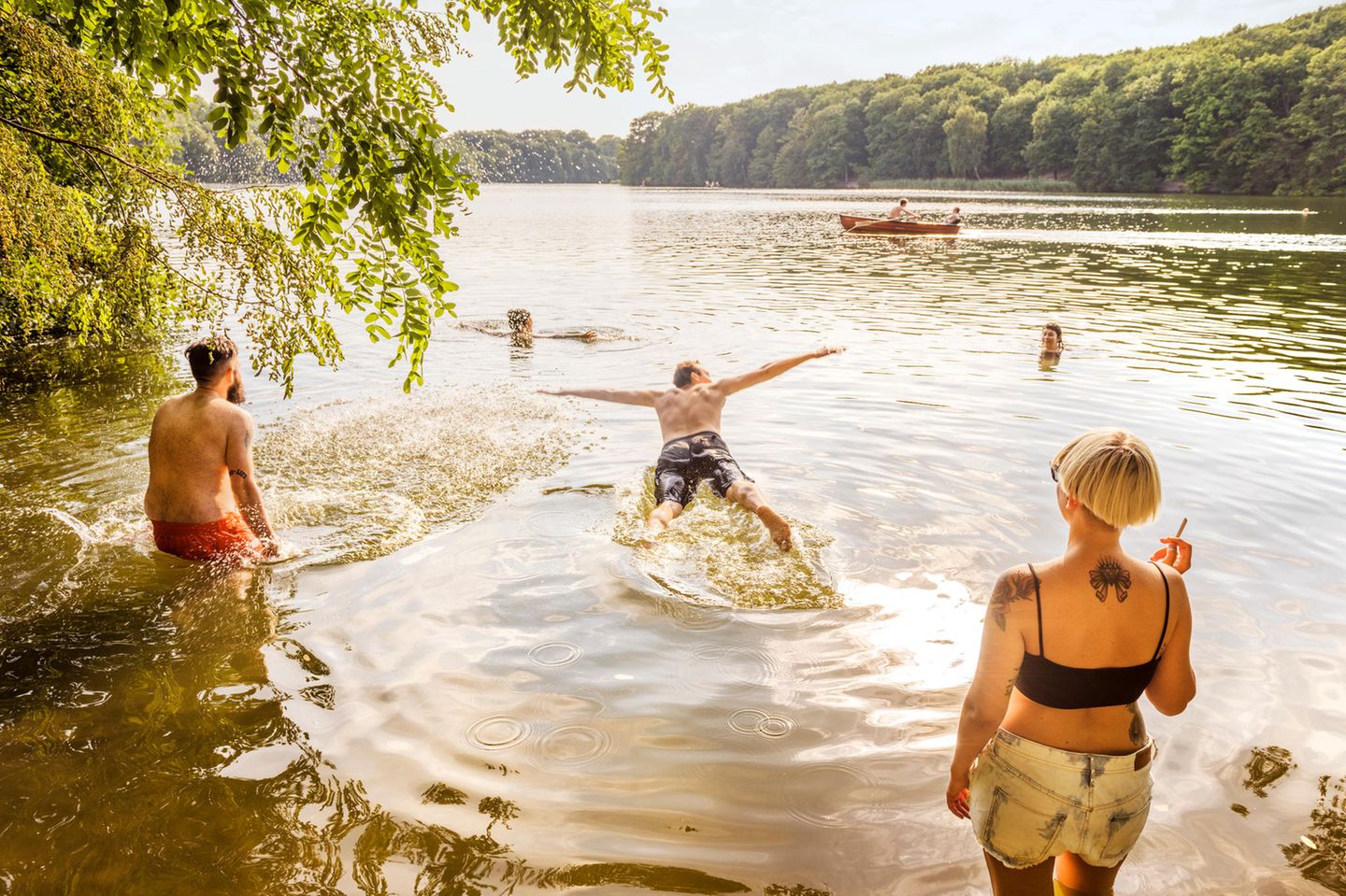 Deutschland, Berlin. Schlachtensee, Steglitz-Zehlendorf, Grunewald. Baden, Badesee, Schwimmen, Sommer, Freizeit, Menschen, jung, See, Gewaesser, aussen, Berliner, Reise, Travel. Engl.: Germany, Berlin. Schlachtensee, Grunewald. lake, leisure, bathing, swimming, summer, exterior, people, young, German, Europe, travel. ATTENTION: EDITORIAL ONLY!