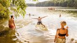 Deutschland, Berlin. Schlachtensee, Steglitz-Zehlendorf, Grunewald. Baden, Badesee, Schwimmen, Sommer, Freizeit, Menschen, jung, See, Gewaesser, aussen, Berliner, Reise, Travel. Engl.: Germany, Berlin. Schlachtensee, Grunewald. lake, leisure, bathing, swimming, summer, exterior, people, young, German, Europe, travel. ATTENTION: EDITORIAL ONLY!