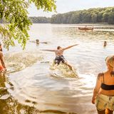 Deutschland, Berlin. Schlachtensee, Steglitz-Zehlendorf, Grunewald. Baden, Badesee, Schwimmen, Sommer, Freizeit, Menschen, jung, See, Gewaesser, aussen, Berliner, Reise, Travel. Engl.: Germany, Berlin. Schlachtensee, Grunewald. lake, leisure, bathing, swimming, summer, exterior, people, young, German, Europe, travel. ATTENTION: EDITORIAL ONLY!