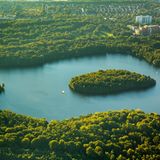 Insel im Wolfsee Wildförstersee mit Segelbooten im Gegenlicht, Wildförstersee, Sechs-Seen-Platte Duisburg, Duisburg, Ruhrgebiet, Nordrhein-Westfalen, Deutschland