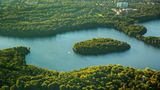Insel im Wolfsee Wildförstersee mit Segelbooten im Gegenlicht, Wildförstersee, Sechs-Seen-Platte Duisburg, Duisburg, Ruhrgebiet, Nordrhein-Westfalen, Deutschland