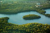 Insel im Wolfsee Wildförstersee mit Segelbooten im Gegenlicht, Wildförstersee, Sechs-Seen-Platte Duisburg, Duisburg, Ruhrgebiet, Nordrhein-Westfalen, Deutschland