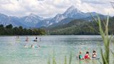 Weissensee, Badesee, Badestrand, Badespass, Sommer, Freizeit, Familienurlaub, tuerkisblaues Wasser, Alpen, Overkirch, Allgaeu, Bayern, Deutschland Engl.: Weissensee, bathing lake, bathing beach, bathing fun, summer, leisure, family vacation, turquoise water, Alps, Overkirch, Allgaeu, Bavaria, Germany
