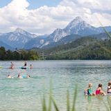 Weissensee, Badesee, Badestrand, Badespass, Sommer, Freizeit, Familienurlaub, tuerkisblaues Wasser, Alpen, Overkirch, Allgaeu, Bayern, Deutschland Engl.: Weissensee, bathing lake, bathing beach, bathing fun, summer, leisure, family vacation, turquoise water, Alps, Overkirch, Allgaeu, Bavaria, Germany