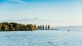 Der See im Voralpenland wird von den Einheimischen auch liebevoll schwäbisches Meer genannt. Er ist 63 Kilometer lang und damit der drittgrößte Binnensee Europas. In den Sommermonaten erreicht die Wassertemperatur angenehme 20 Grad. Mit herrlichem Blick auf die Alpen lässt sich der See im Vierländereck an zahlreichen Badestellen und Strandbädern genießen. Zum Beispiel im Aquastaad Immenstaad, ein familienfreundliches Strandbad. Das Lindenhofbad in Lindau ist noch näher dran an den Bergen und sogar kostenlos.