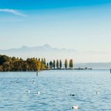 Der See im Voralpenland wird von den Einheimischen auch liebevoll schwäbisches Meer genannt. Er ist 63 Kilometer lang und damit der drittgrößte Binnensee Europas. In den Sommermonaten erreicht die Wassertemperatur angenehme 20 Grad. Mit herrlichem Blick auf die Alpen lässt sich der See im Vierländereck an zahlreichen Badestellen und Strandbädern genießen. Zum Beispiel im Aquastaad Immenstaad, ein familienfreundliches Strandbad. Das Lindenhofbad in Lindau ist noch näher dran an den Bergen und sogar kostenlos.