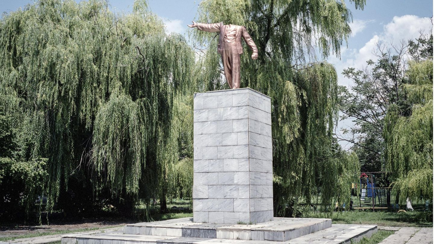 Ukraine-Krieg: Wo geht es in Richtung Zukunft? Im ukrainischen Dorf Dniprowka hat Lenin längst den Kopf verloren Wo geht es in Richtung Zukunft? Im ukrainischen Dorf Dniprowka hat Lenin längst den Kopf verloren