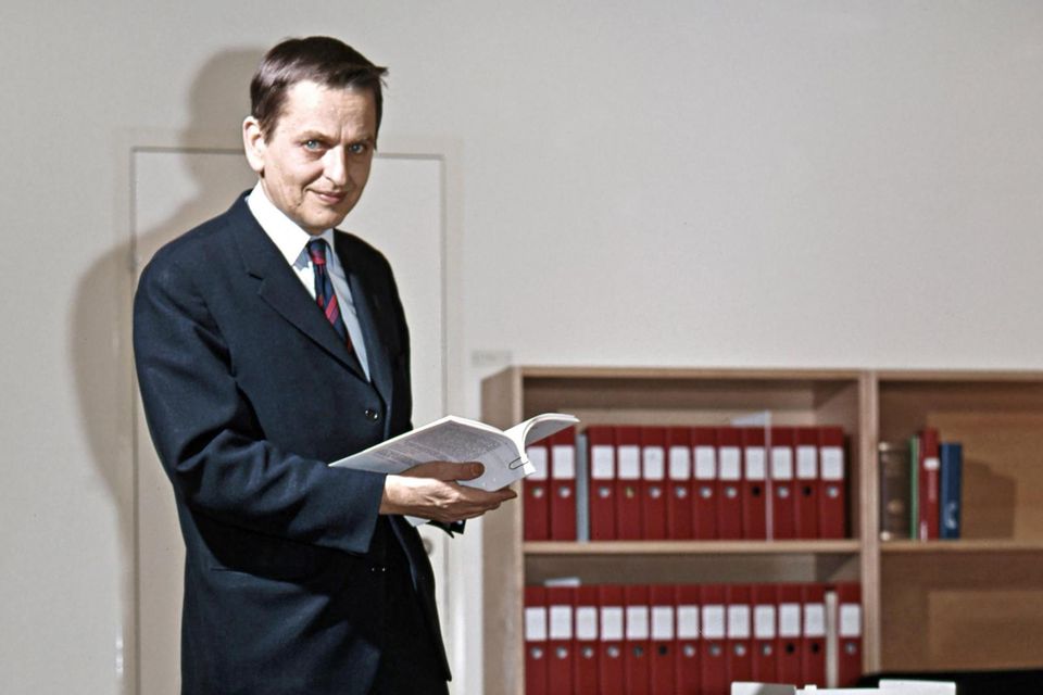 Olof Palme war von 1969 bis 1976 und 1982 bis 1986) Ministerpräsident Schwedens. Am 28. Februar 1986 wurde er nach einem Kinobesuch auf offener Straße in Stockholm ermordet