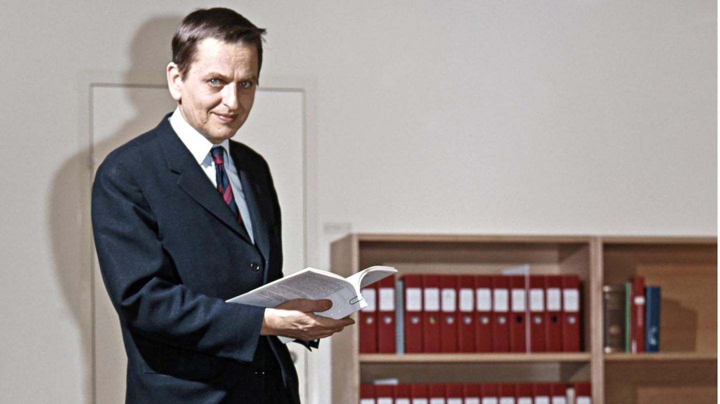 Olof Palme war von 1969 bis 1976 und 1982 bis 1986) Ministerpräsident Schwedens. Am 28. Februar 1986 wurde er nach einem Kinobesuch auf offener Straße in Stockholm ermordet