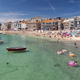 Blick vom Wasser auf den Strand von St Ives in Cornwall