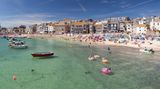 Blick vom Wasser auf den Strand von St Ives in Cornwall