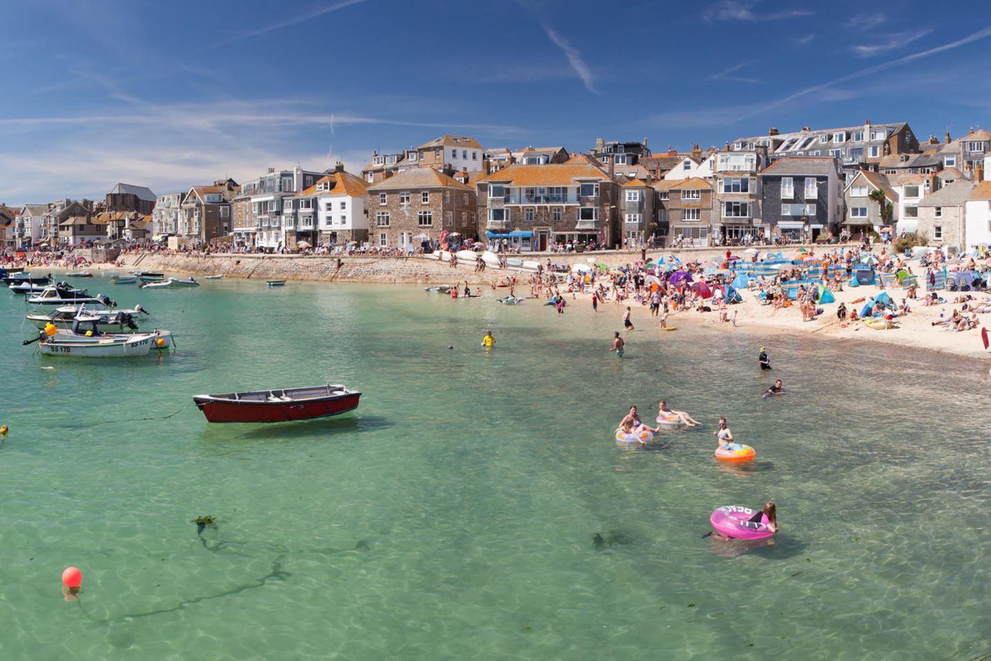 Blick vom Wasser auf den Strand von St Ives in Cornwall