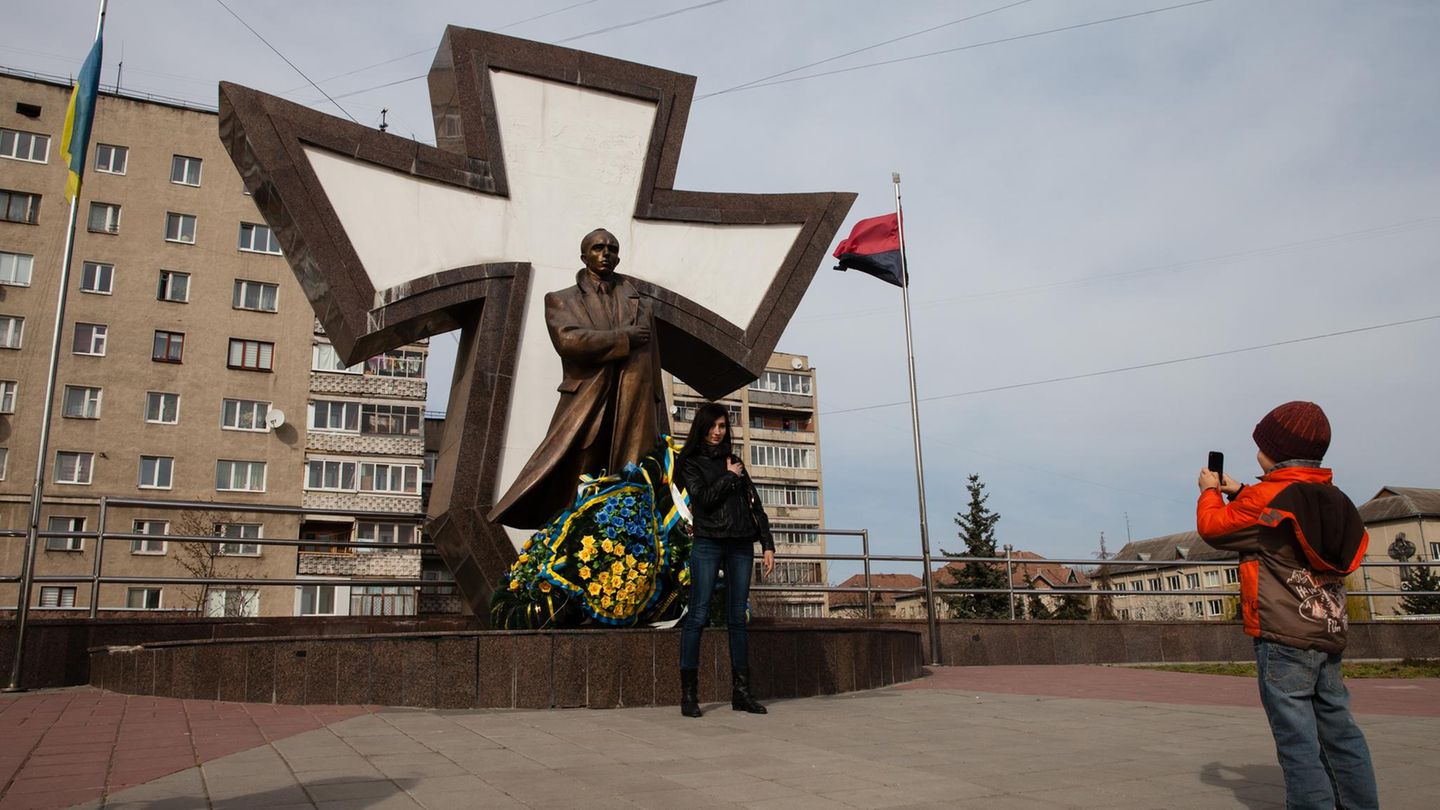 Das öffentliche Gedenken an Bandera begann nach 1990. Die meisten Denkmäler wurden in der Westukraine aufgestellt. In Iwano-Frankiwsk steht das Monument auf dem Europaplatz