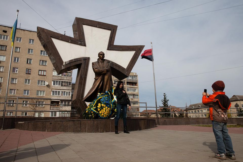 Das öffentliche Gedenken an Bandera begann nach 1990. Die meisten Denkmäler wurden in der Westukraine aufgestellt. In Iwano-Frankiwsk steht das Monument auf dem Europaplatz
