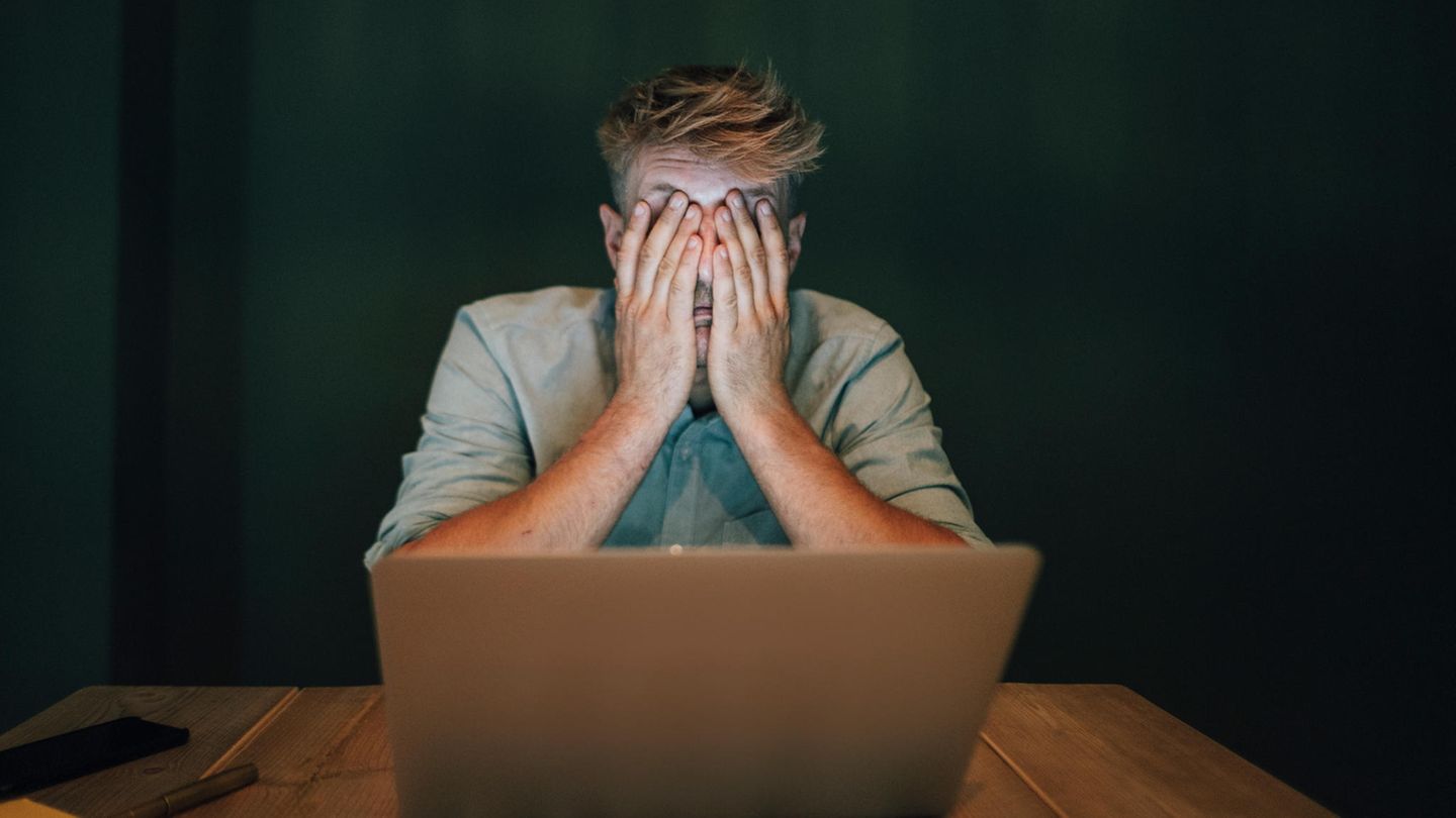 Überforderung: Überforderung bei der Arbeit: Häufige Unterbrechungen sind ein Problem, über das immer mehr Beschäftigte klagen Überforderung bei der Arbeit: Häufige Unterbrechungen sind ein Problem, über das immer mehr Beschäftigte klagen