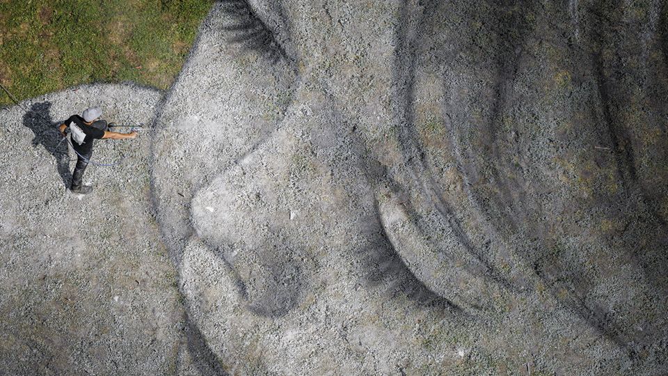 Land-Art: Das Fresko erstreckt sich über eine Fläche von 2'500 Quadratmetern und wurde mit biologisch abbaubaren Pigmenten aus Holzkohle, Kreide, Wasser und Milchproteinen geschaffen. Das Fresko erstreckt sich über eine Fläche von 2'500 Quadratmetern und wurde mit biologisch abbaubaren Pigmenten aus Holzkohle, Kreide, Wasser und Milchproteinen geschaffen.