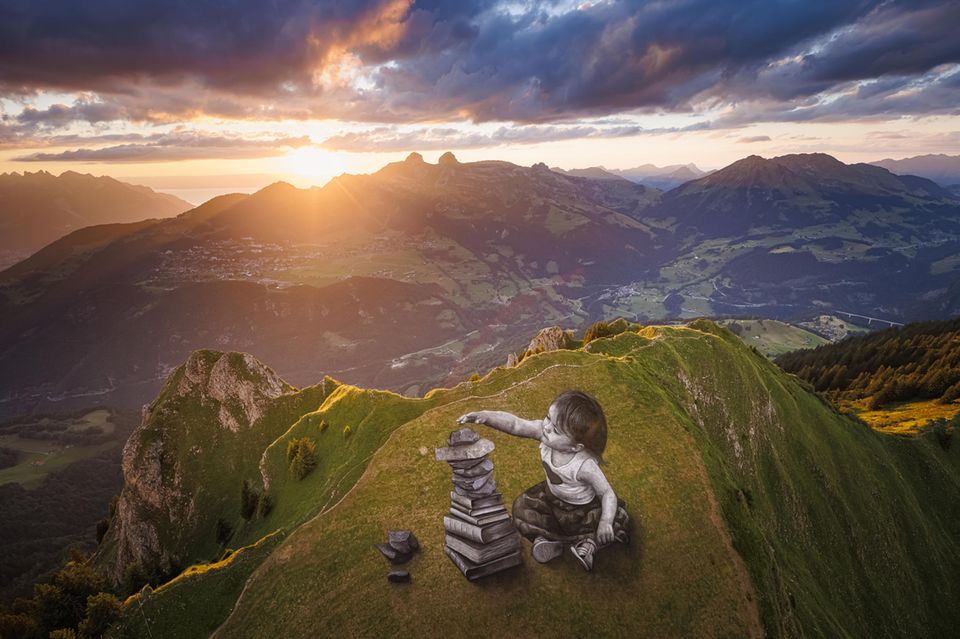 Ein riesiges, biologisch abbaubares Landart-Gemälde mit dem Titel "Vers l'equilibre" (Auf dem Weg zum Gleichgewicht) des französisch-schweizerischen Künstlers Saype ist am Dienstag, den 05. Juli 2022, in der Nähe des Gipfels des Grand Chamossaire oberhalb des Alpenortes Villars-sur-Ollon in der Schweiz zu sehen.