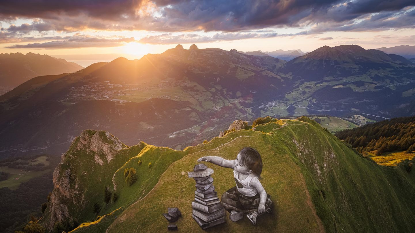 Ein riesiges, biologisch abbaubares Landart-Gemälde mit dem Titel "Vers l'equilibre" (Auf dem Weg zum Gleichgewicht) des französisch-schweizerischen Künstlers Saype ist am Dienstag, den 05. Juli 2022, in der Nähe des Gipfels des Grand Chamossaire oberhalb des Alpenortes Villars-sur-Ollon in der Schweiz zu sehen.
