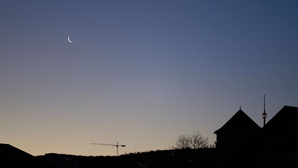 Das Antlitz des Mondes an unserem Himmel ändert sich täglich. Kurz nach Neumond zeigt er sich als schmale Sichel.