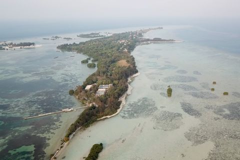 Blick von oben auf die Insel Pari