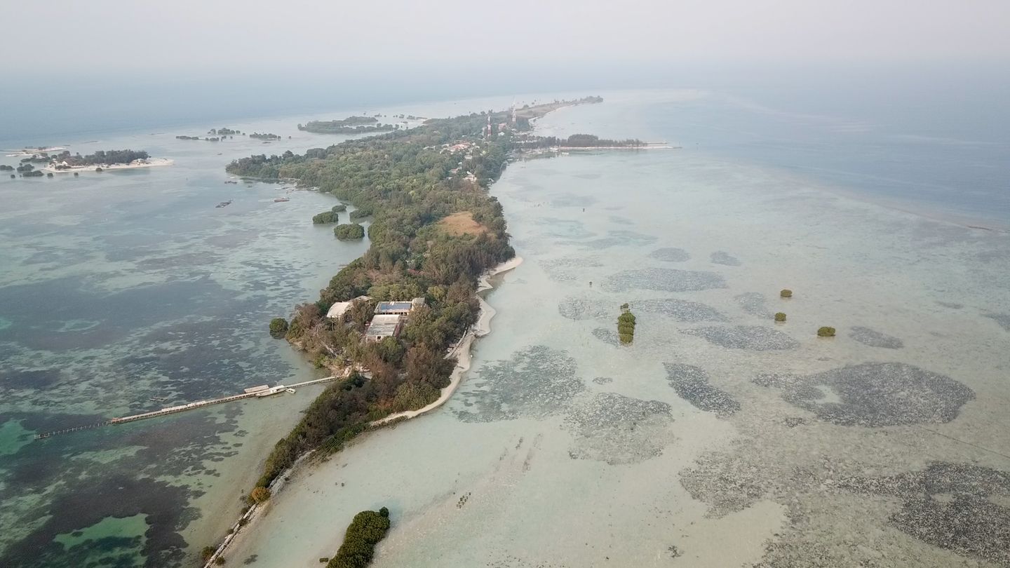 Blick von oben auf die Insel Pari