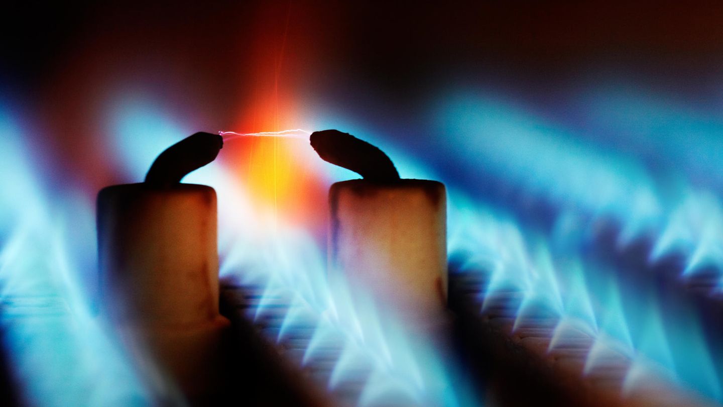 Zündflamme im Gasofen: Niemand weiß, wie sich die Gaspreise bis zum Winter entwickeln