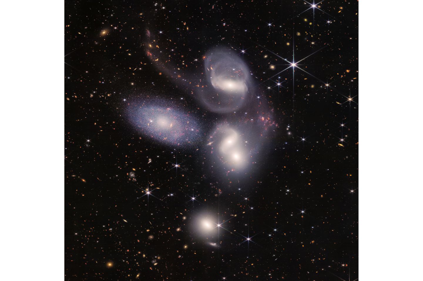 Der französische Astronom Édouard Jean-Marie Stephan entdeckte 1877 eine Gruppe von fünf Galaxien, von denen, wie sich später herausstellte, vier eng miteinander wechselwirken, quasi einen gemeinsamen Tanz aufführen (die linke Galaxie steht näher als das 290 Millionen Lichtjahre entfernte Quartett) . Die neuen Aufnahmen offenbaren Einblicke, wie Sterneninseln kollidieren und verschmelzen, wie sich etwa in der Kontaktzone Millionen neuer Sterne bilden.  In der obersten Galaxie enthüllte das Teleskop ein supermassives Schwarzes Loch, das so hell strahlt wie 40 Milliarden Sonnen
