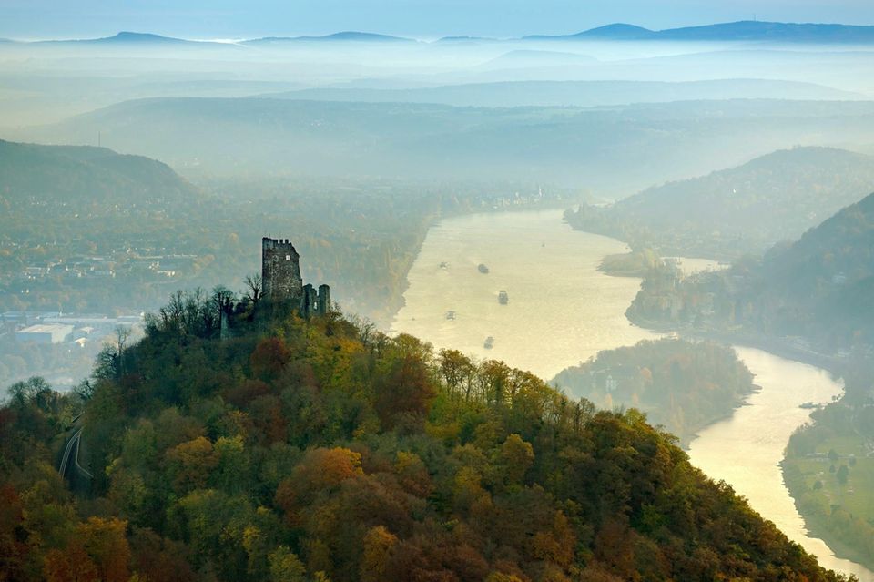 Adenauerhaus bis Zahnradbahn: 1634 wurde die Burg zerstört und thront seit dem als Ruine über dem Rhein 1634 wurde die Burg zerstört und thront seit dem als Ruine über dem Rhein