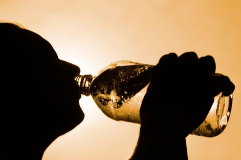 Um Hitzekrämpfen oder gar einer Hitzeerschöpfung vorzubeugen, sollten mehrere Liter Wasser am Tag getrunken werden