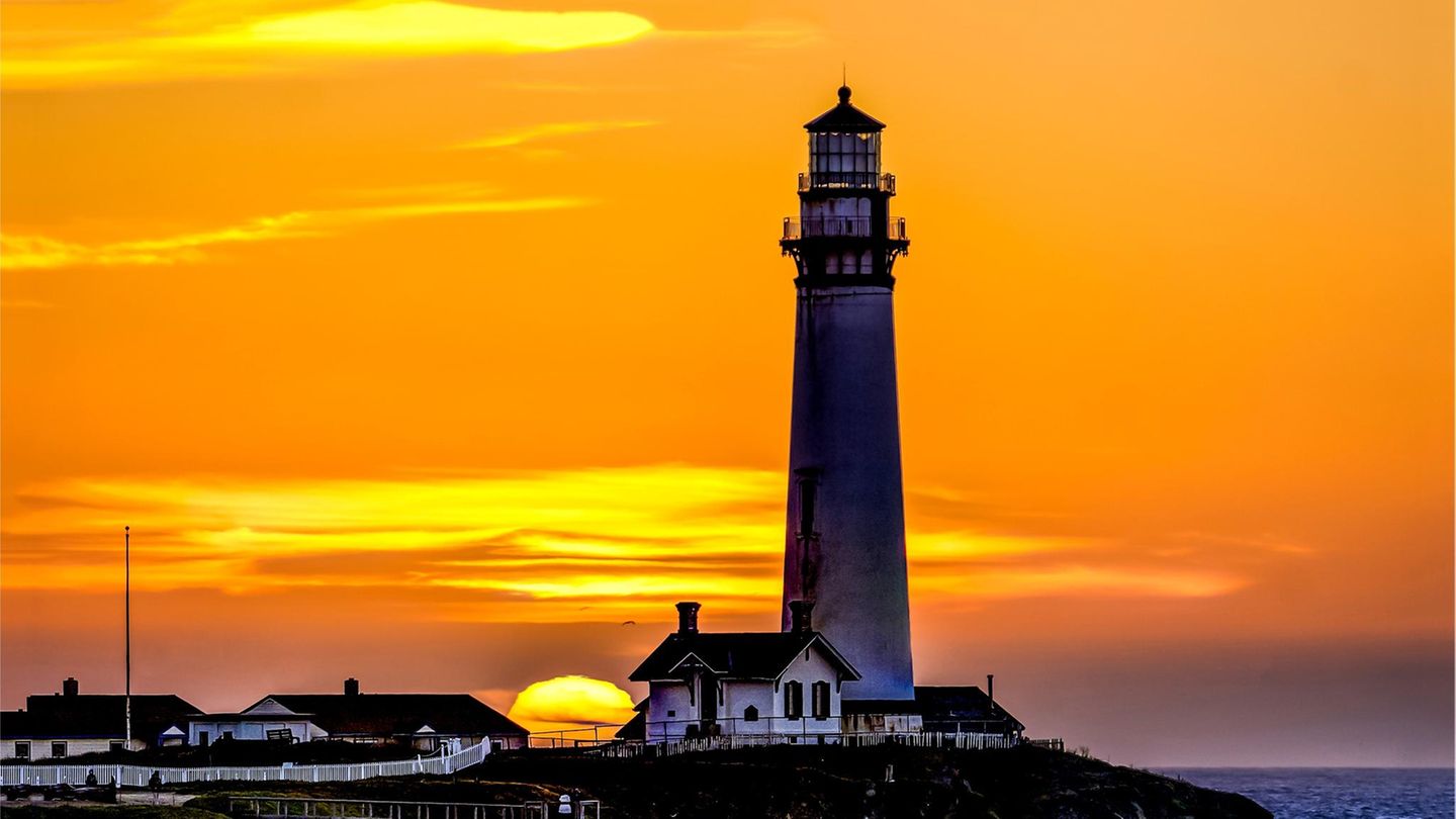 Bei Sonnenaufgang färbt sich der Himmel in ein wunderschönes Orange