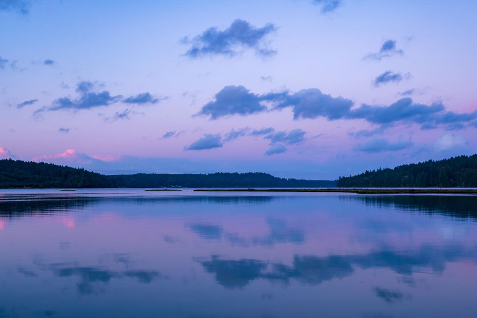 Wer zur blauen Stunde draußen ist, wird mit einem einmaligen Farbenspiel am Himmel belohnt. Wer zur blauen Stunde draußen ist, wird mit einem einmaligen Farbenspiel am Himmel belohnt.
