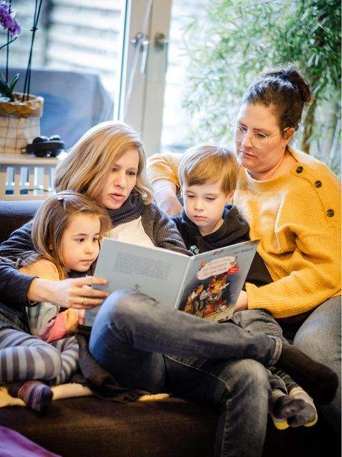Luise und Theo lieben es, vorgelesen zu bekommen. Gern auch solche Geschichten, die aufräumen mit der Bilderbuch-Familie