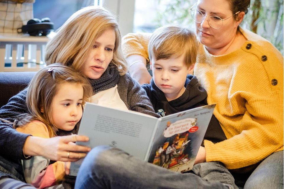 Luise und Theo lieben es, vorgelesen zu bekommen. Gern auch solche Geschichten, die aufräumen mit der Bilderbuch-Familie