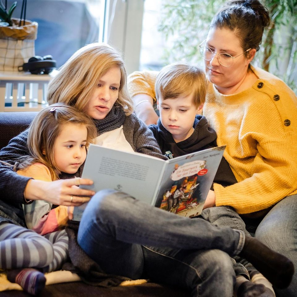 Luise und Theo lieben es, vorgelesen zu bekommen. Gern auch solche Geschichten, die aufräumen mit der Bilderbuch-Familie