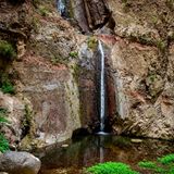 Blick auf ein kleines Dorf auf einem Felssattel