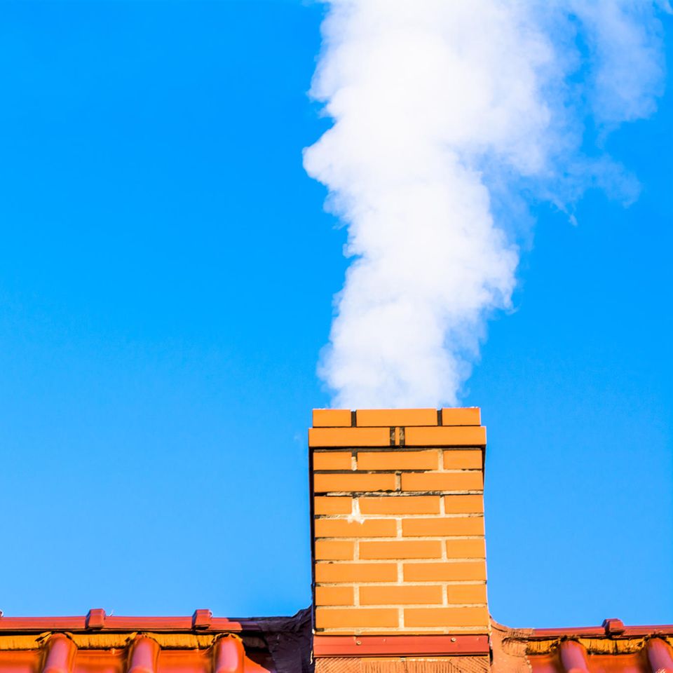 Ein beträchtlicher Teil der Heizenergie verpufft durch den Schornstein und die Außenflächen eines Hauses. Eine moderne Heizungsanlage und eine nachträgliche Wärmedämmung schaffen Abhilfe