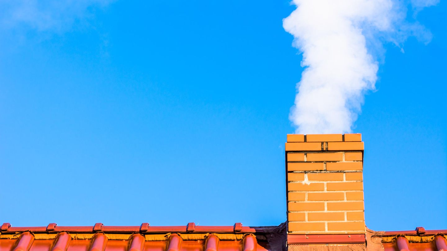 Ein beträchtlicher Teil der Heizenergie verpufft durch den Schornstein und die Außenflächen eines Hauses. Eine moderne Heizungsanlage und eine nachträgliche Wärmedämmung schaffen Abhilfe