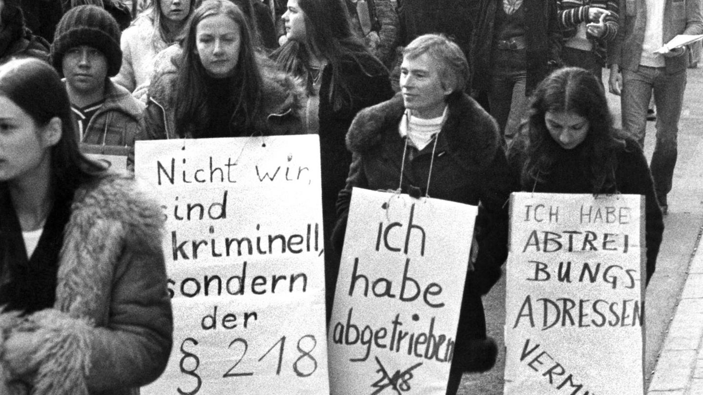 Protestwelle: In den 70er-Jahren formiert sich in der Bundesrepublik breiter Widerstand gegen den Abtreibungsparagraphen 218, hier 1975 in Frankfurt a.M.