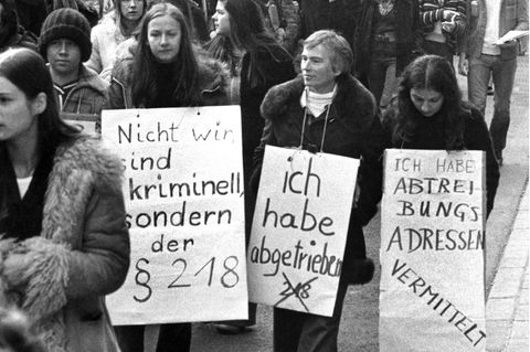 Protestwelle: In den 70er-Jahren formiert sich in der Bundesrepublik breiter Widerstand gegen den Abtreibungsparagraphen 218, hier 1975 in Frankfurt a.M.